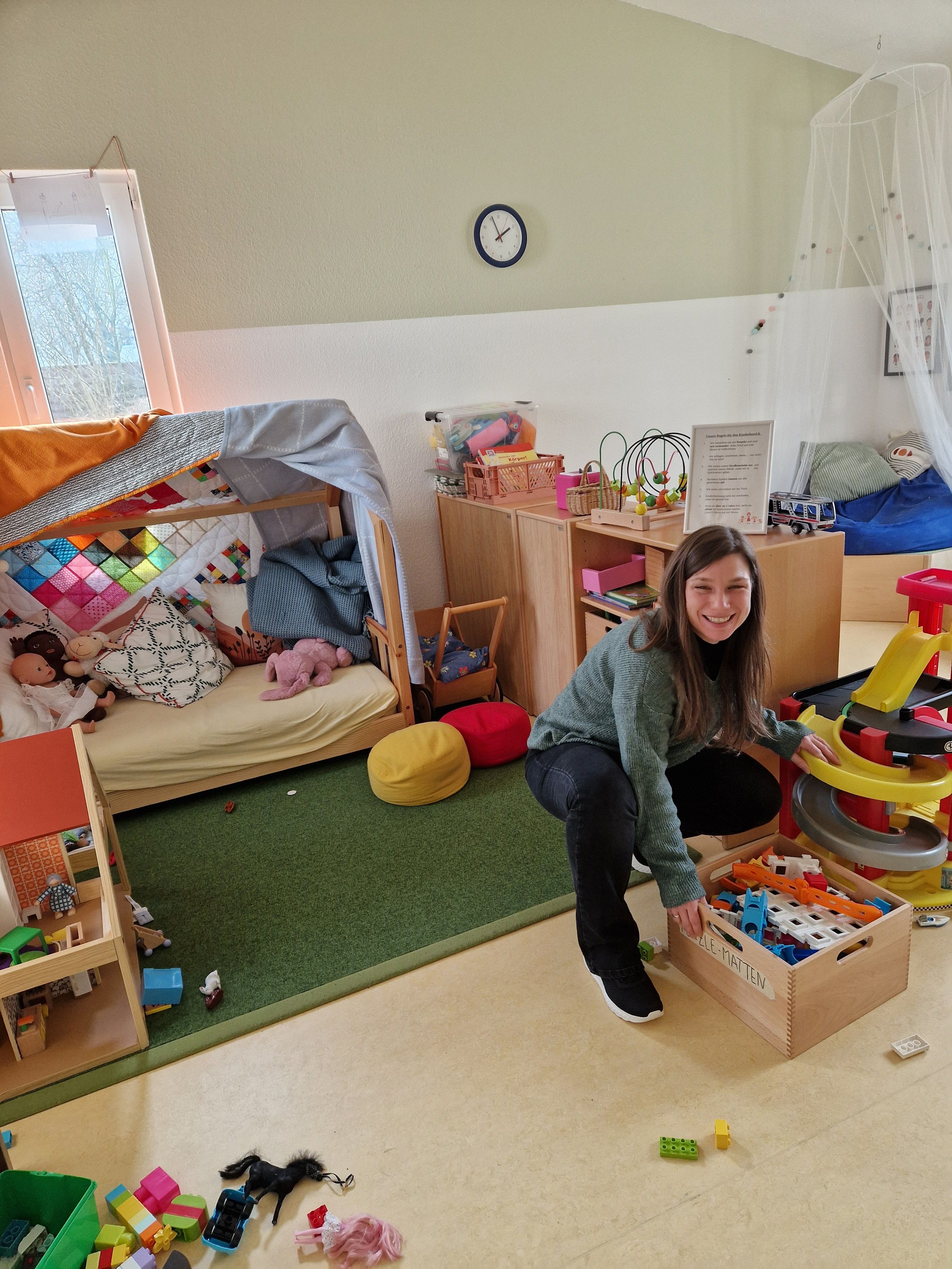 Das Foto einer Mitarbeiterin im Kinderbereich des Frauenhauses.